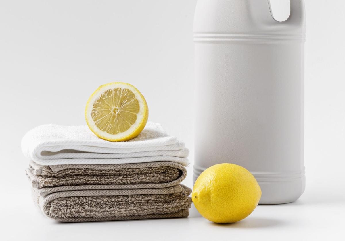 Recupera tus prendas: trucos para quitar manchas de lejía en ropa blanca y de color