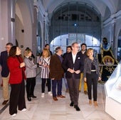 El presidente del Paso Blanco recorre junto a la concejala de Patrimonio, Belén Pérez, ediles y miembros de la cofradía el museo de bordados.
