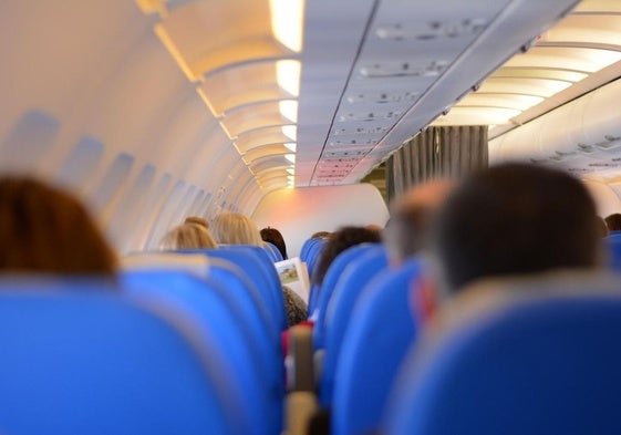 Viajeros, en una cabina de un avión.