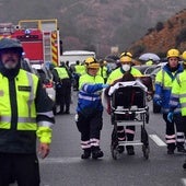 Sanitarios trasladan a uno de los heridos, tras el vuelco del autobús, el pasado martes.