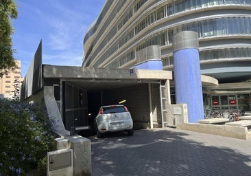 Un vehículo accede al parking del edificio Abenarabi, que hasta ahora solo tiene habilitada una planta para uso de los empleados públicos.