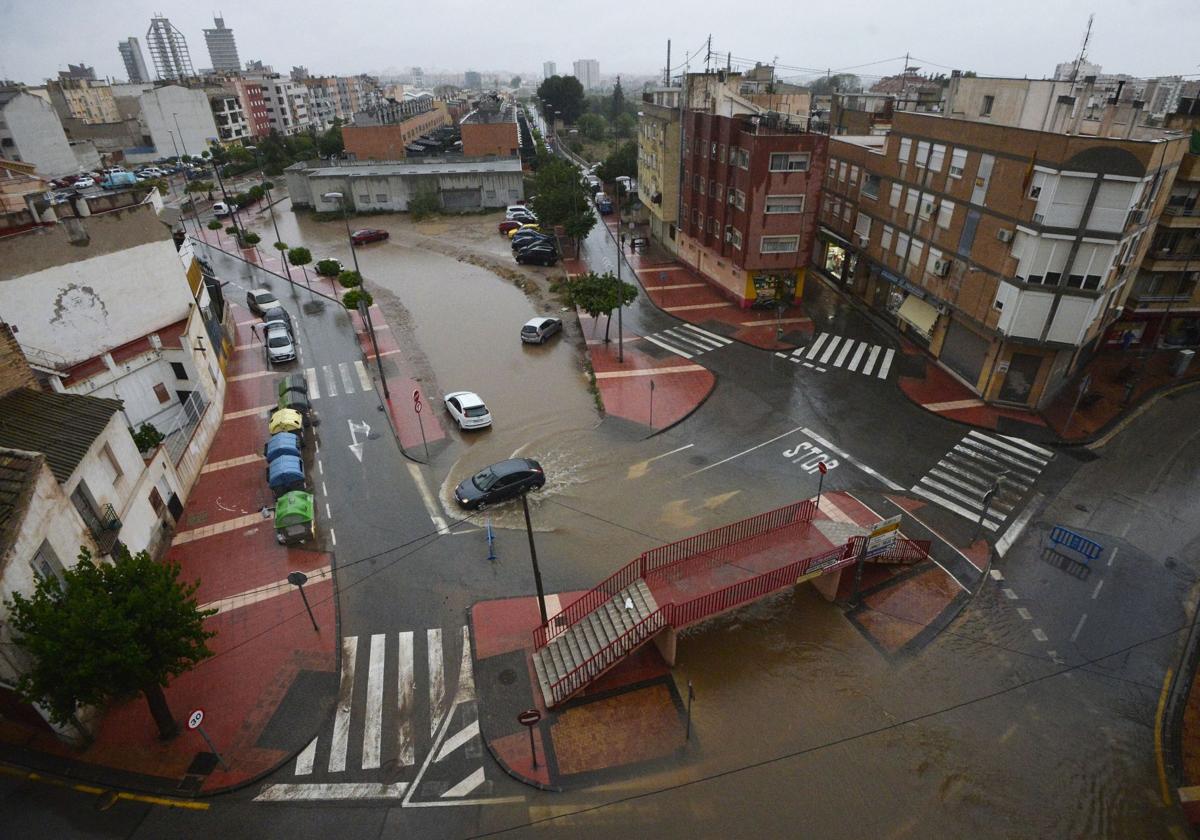 Imagen de archivo de la rambla de Espinardo cortada por la lluvia.