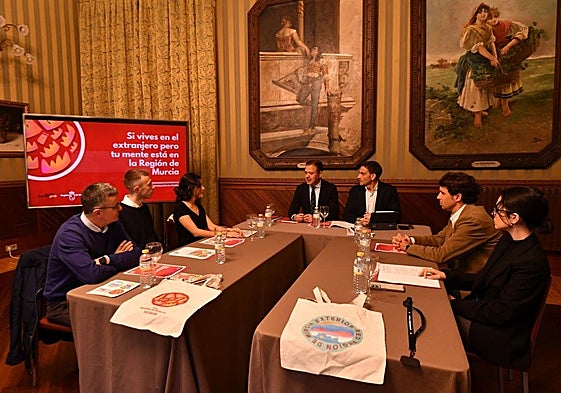 El consejero de Presidencia, Marcos Ortuño, y el director general de Acción Exterior y Cooperación, Juan José Almela, durante la presentación este martes en el Real Casino de Mucia.