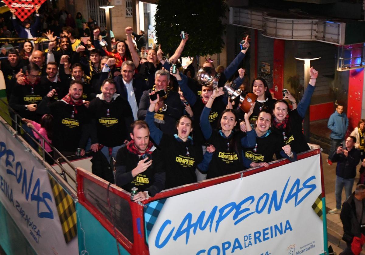 Jugadoras, cuerpo técnico y directivos en el bus descapotable que recorrió Alcantarilla.