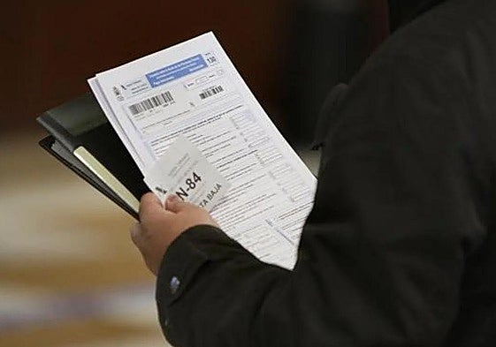 Un contribuyente en las oficinas de la Agencia Tributaria, en una imagen de archivo.