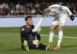 El turco Arda Güler felicita a Fran Martínez tras una parada en el partido Minera-Real Madrid.