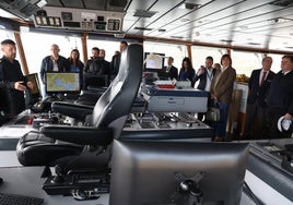 Participantes en la jornada, en la visita al buque 'Cartagena'.