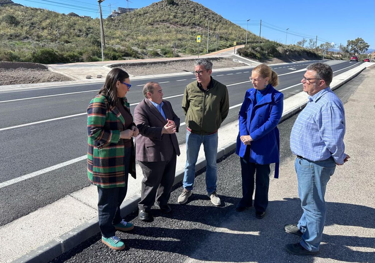 El director general de Carreteras, Francisco Carrillo, durante la visita a la obra realizada en la carretera regional RM-D14.