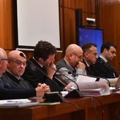 El gerente de la UTE, Antonio S., junto a su abogado defensor, Miguel Pardo; el letrado Pablo Pérez Sola, que defiende a Andrés C., el ex arquitecto técnico (a su lado), junto al letrado de la acusación particular y el fiscal durante el juicio que se sigue ante la Audiencia.