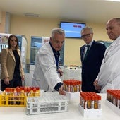 Personal sanitario y autoridades, ayer, en el laboratorio del hospital.