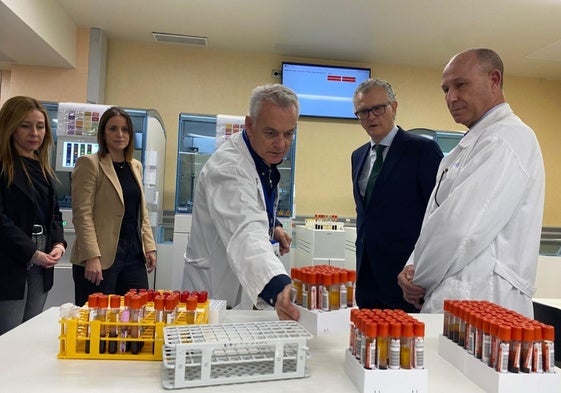 Personal sanitario y autoridades, ayer, en el laboratorio del hospital.