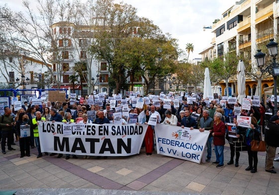 Sanitarios y usuarios del Área III de Salud durante la concentración en la plaza de Calderón.