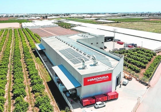 Placas solares en el tejado de una de las naves de la empresa.