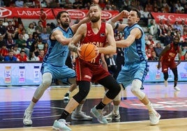 Radovic postea contra dos rivales.