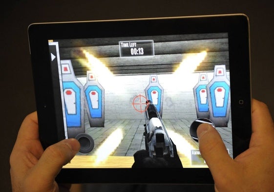 Un adolescente juega a un videojuego.