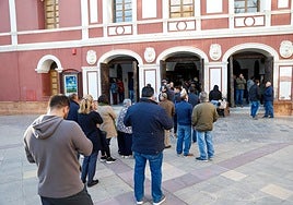 Cola en la puerta del teatro Guerra para comprar las entradas de la corrida de toros.