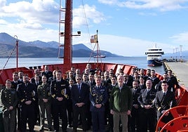 La dotación del 'Hespérides', a su llegada al puerto de Ushuaia.