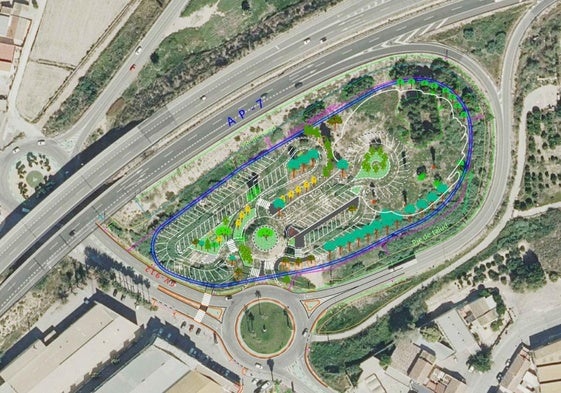 Parcela de 13.000 metros cuadrados junto a la AP-7 donde se construirá el aparcamiento.