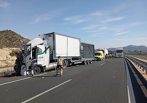 Bomberos trabajan en el lugar de la colisión.