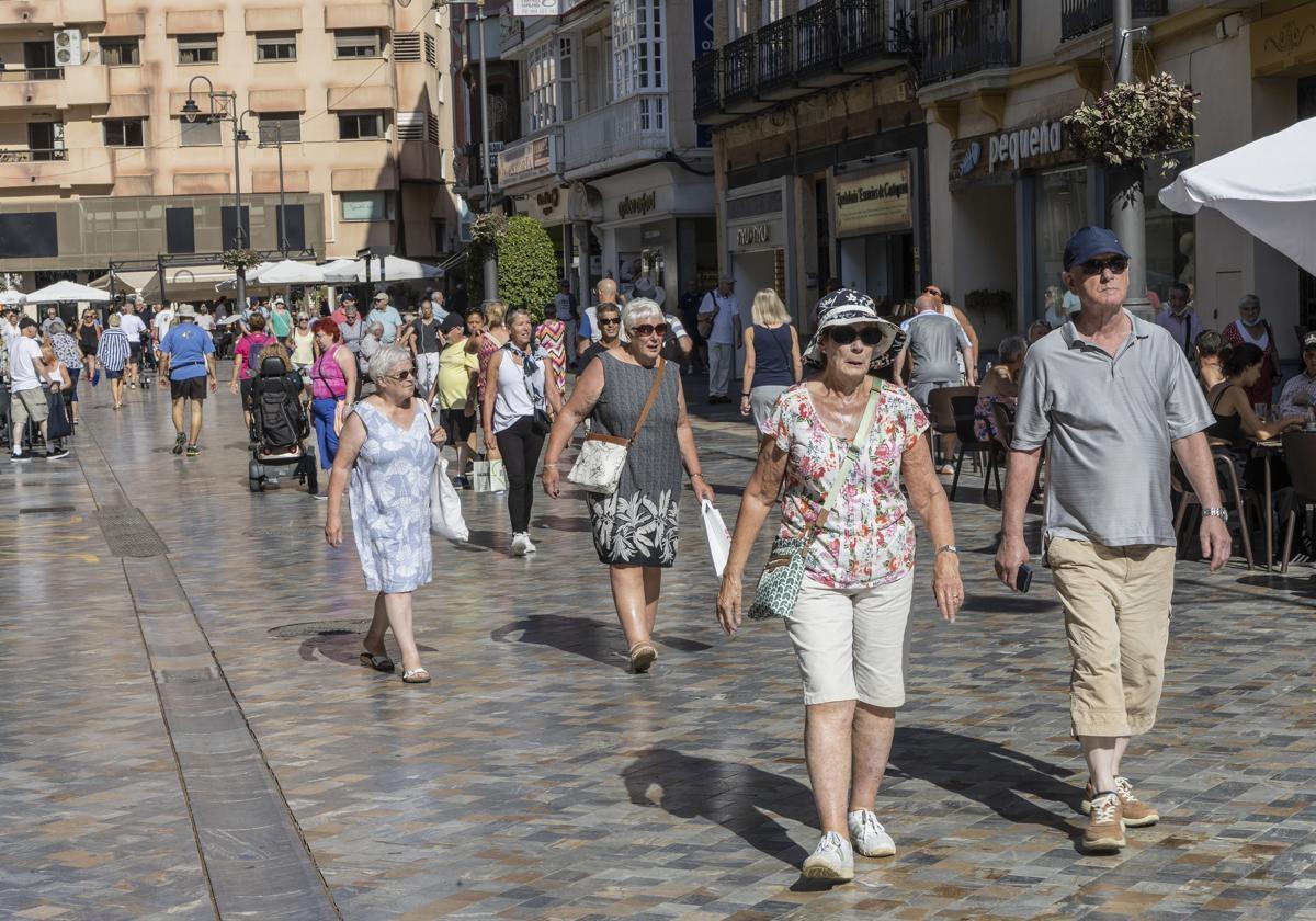 Turistas en el centro de Cartagena, en una foto de archivo.