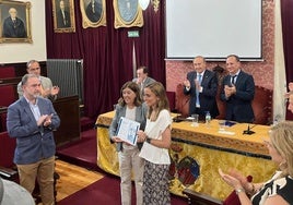 Belén de la Morena recibiendo el galardón.