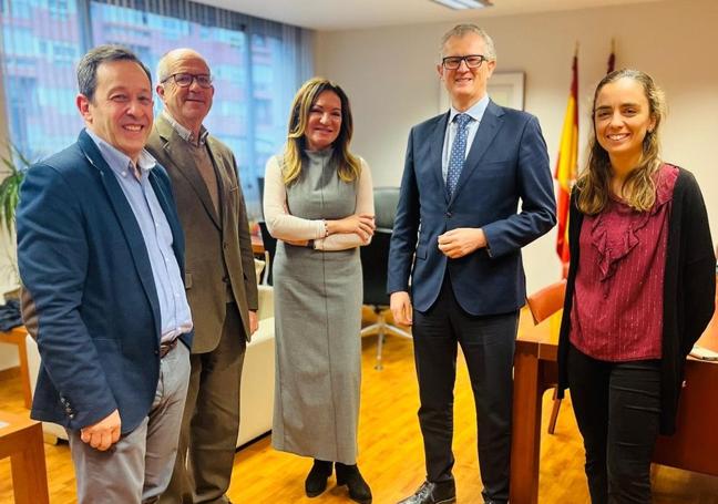 La investigadora (d), junto al consejero de Salud, los doctores Corral y Vicente Vicente y la directora de FFIS.