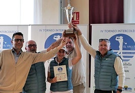 Los jugadores del Colegio Oficial de Ingenieros Técnicos Industriales levantan el trofeo. En la imagen, algunos de los componentes del equipo. Apoyo institucional. Fran Sánchez, el director general de Deportes, arropó a los jugadores con su presencia y sus palabras.