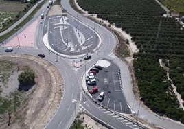 Aparcamiento para uso compartido en la CV-930 junto a la A-7.