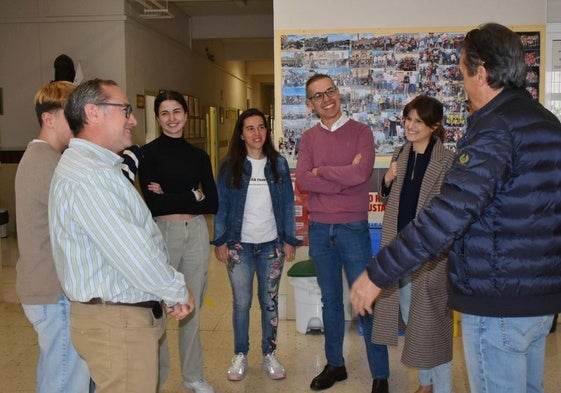 Socios de Plaza Nueva conversan con el director del IES San Juan de la Cruz y algunos de los alumnos participantes en la iniciativa.