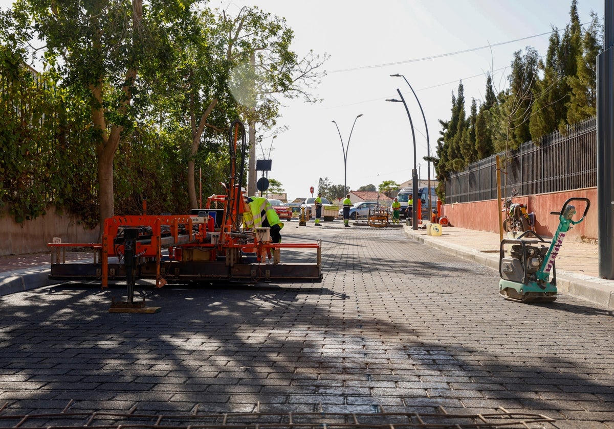 Últimos trabajos de asfaltado de la alameda Rafael Méndez antes de su apertura al tráfico.