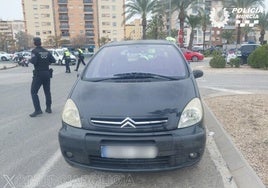 El vehículo robado por el detenido.