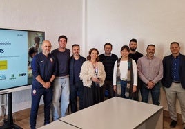 Responsables del proyecto 'Happy Kids' tras la presentación en el Colegio Católico San Vicente de Paúl