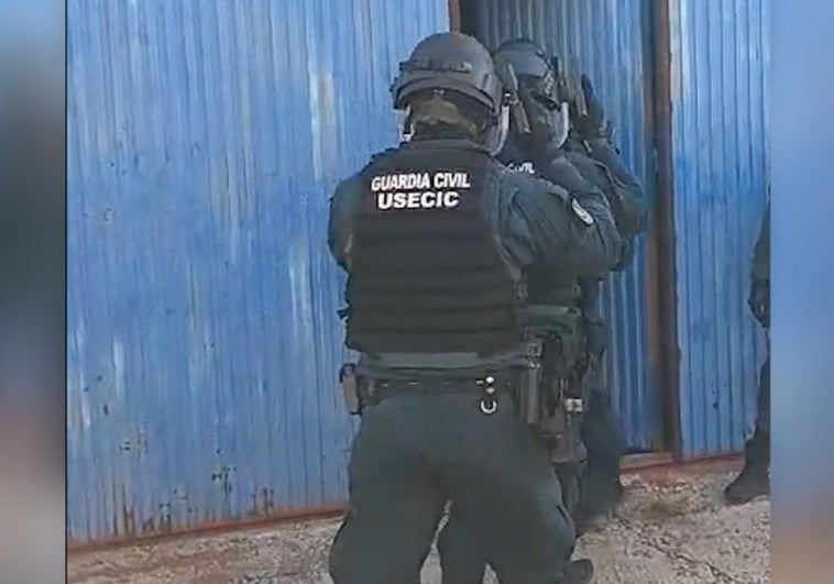 Entrada de los agentes a una nave durante uno de los registros.