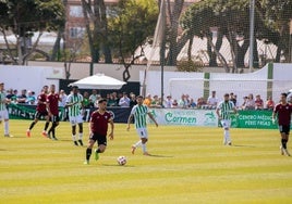 Javi Grillo conduce el balón en el centro del campo.