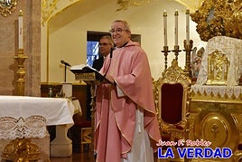 El padre Pascual Gil, OCD, al inicio de la celebración.