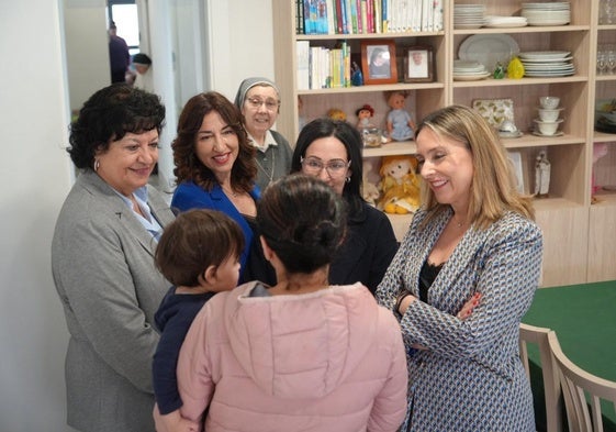 La consejera de Política Social, Conchita Ruiz, junto con la alcaldesa de Yecla, Remedios Lajara, en la casa cuna de Yecla.