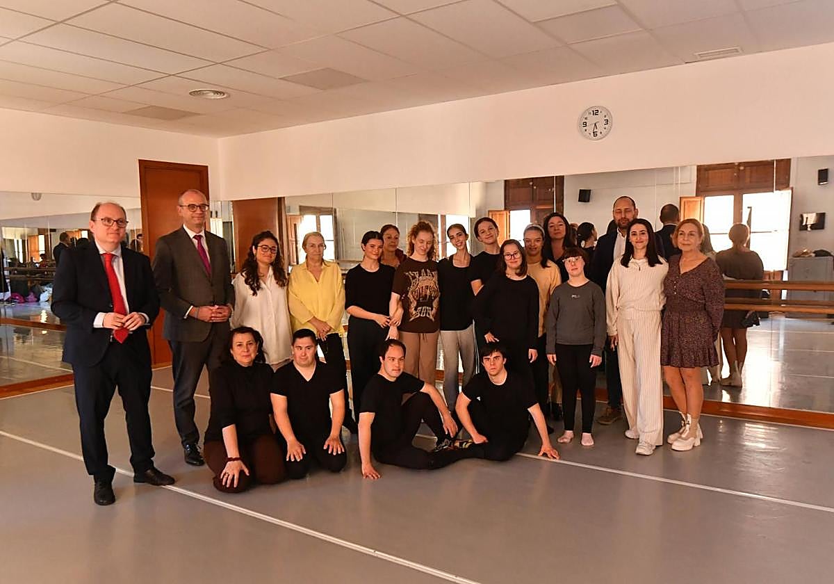 Los alumnos de Assido junto con el consejero Víctor Marín, el director general de Assido, José Ramón Carrasco, y la directora del Conservatorio de Danza, Teresa Souan, este martes.