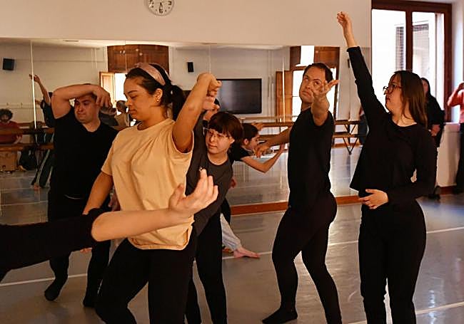 Alumnos de Assido practican danza contemporánea.