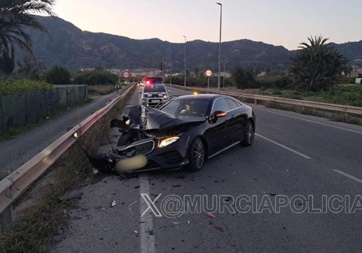 Un herido al colisionar una furgoneta y un coche en Murcia