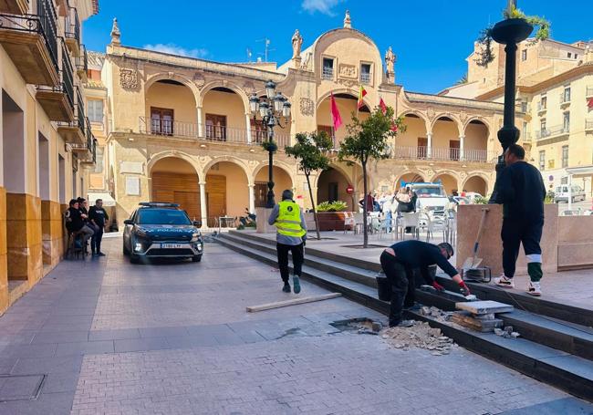 Sustitución de losetas rotas en la plaza de España.