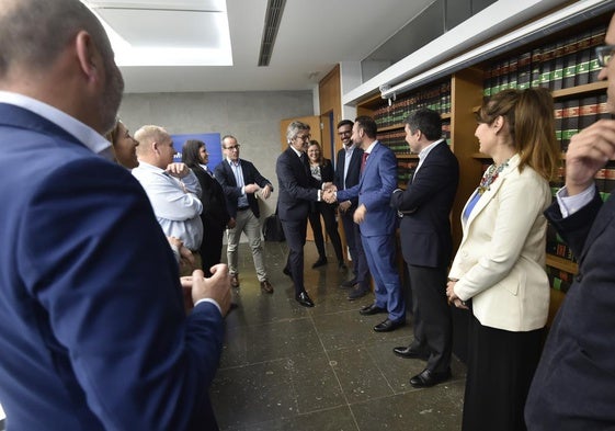 El consejero de Economia, Hacienda, Fondos Europeos y Transformacion Digital, Luis Alberto Marín, saluda a los representantes de las firmas tecnológicas, este miércoles, en la sede de la Consejería.