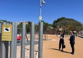 Alba Sánchez y José Miguel Luengo observan una de las cámaras instaladas en el parque Almansa.