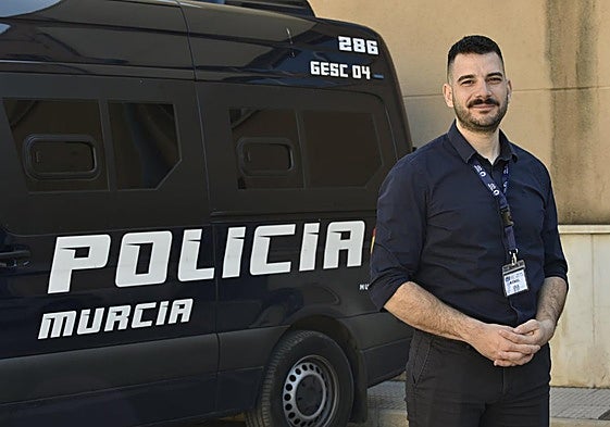 El capitán de la Policía griega Michael Lolis, ayer, durante su visita a la ciudad de Murcia dentro del proyecto Dismantle.
