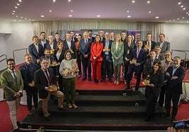 Los premiados en las diferentes categorías, junto con representantes institucionales y miembros del equipo del programa.