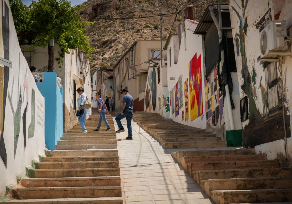 Los Murales de San Isidro vuelven a llevar a las calles de Orihuela la vida y obra de Miguel Hernández