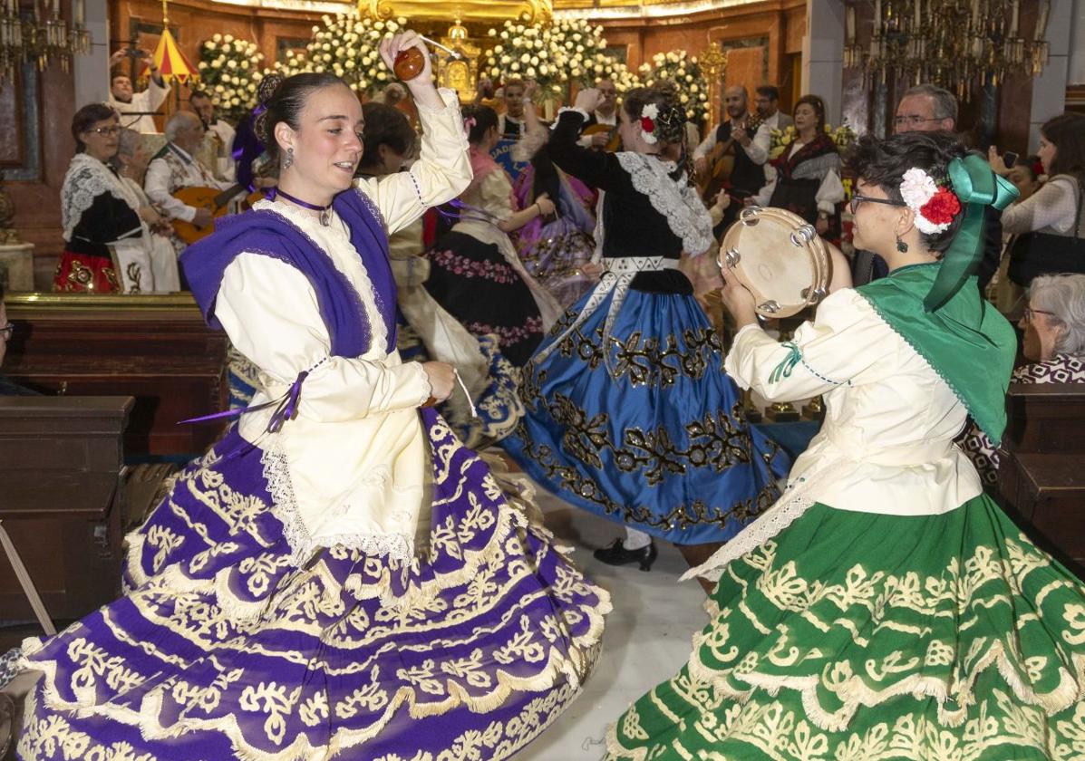 Flores, cánticos y bailes en honor a la Patrona