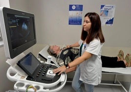 Una sanitaria realiza una ecografía, en el centro de salud de Vistabella de Murcia, en una imagen de archivo.