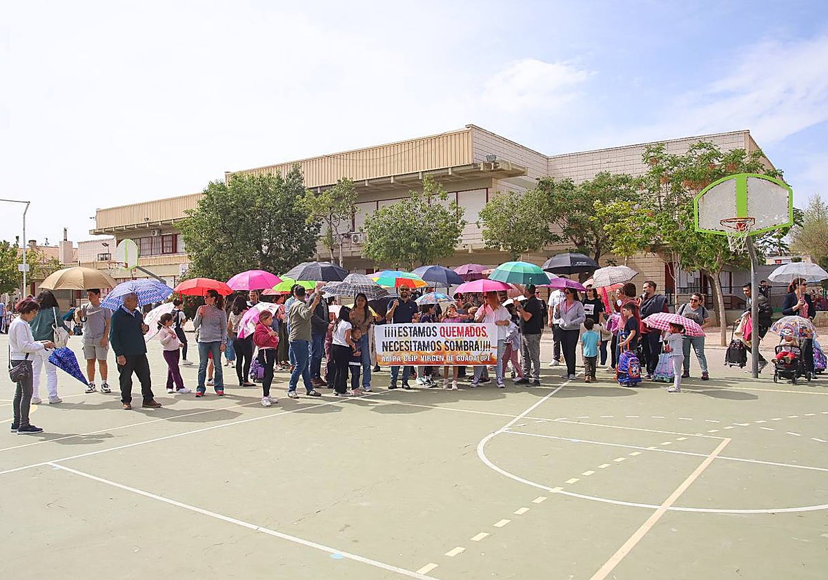 Padres, madres y estudiantes portaban paraguas como sombrillas en la protesta de este jueves.
