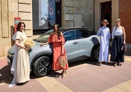 Cuatro modelos posan con diseños de Javier Mármol junto al nuevo Lexus LBX.