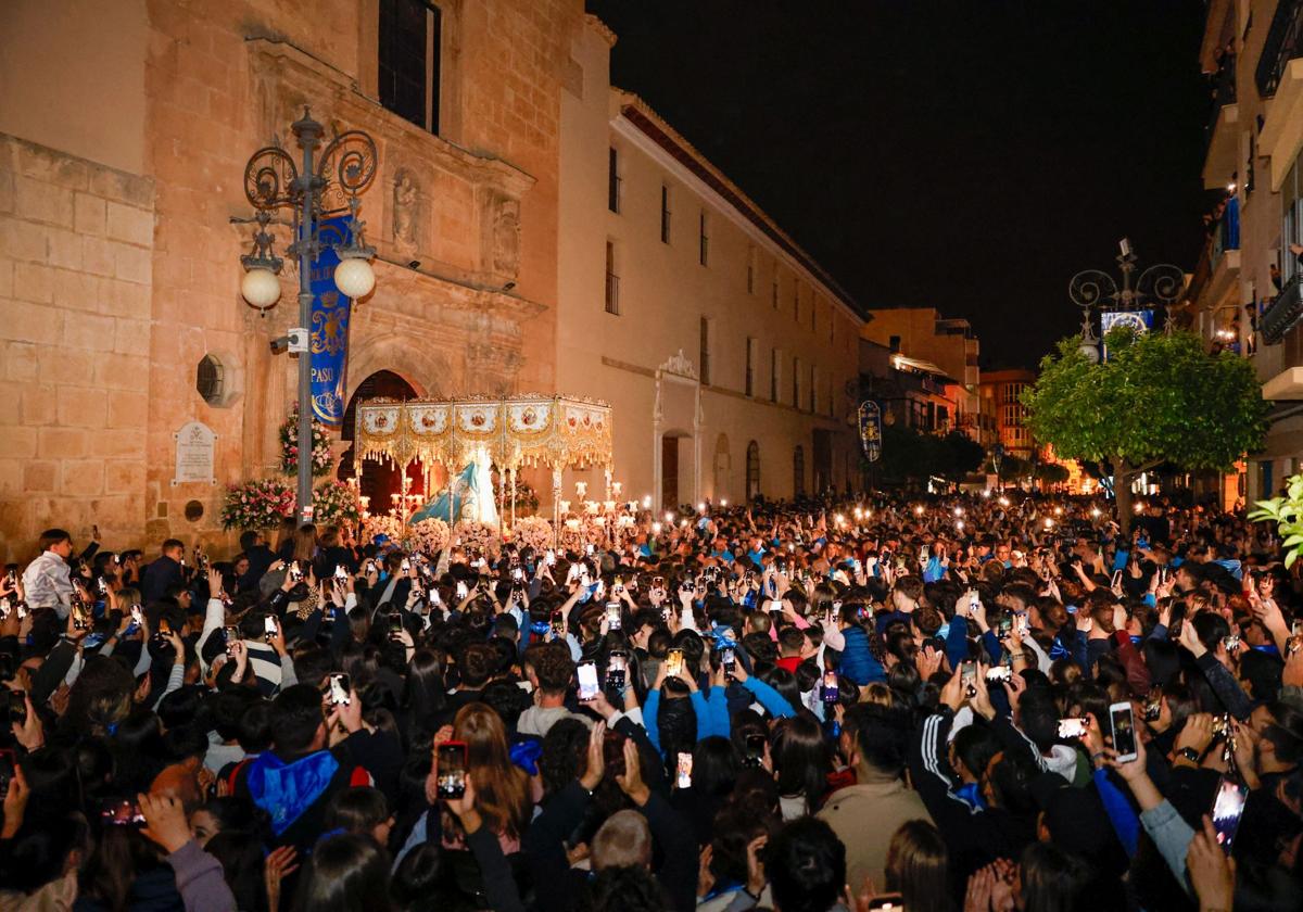 La emoción azul rompe en la madrugada de lorca | la verdad
